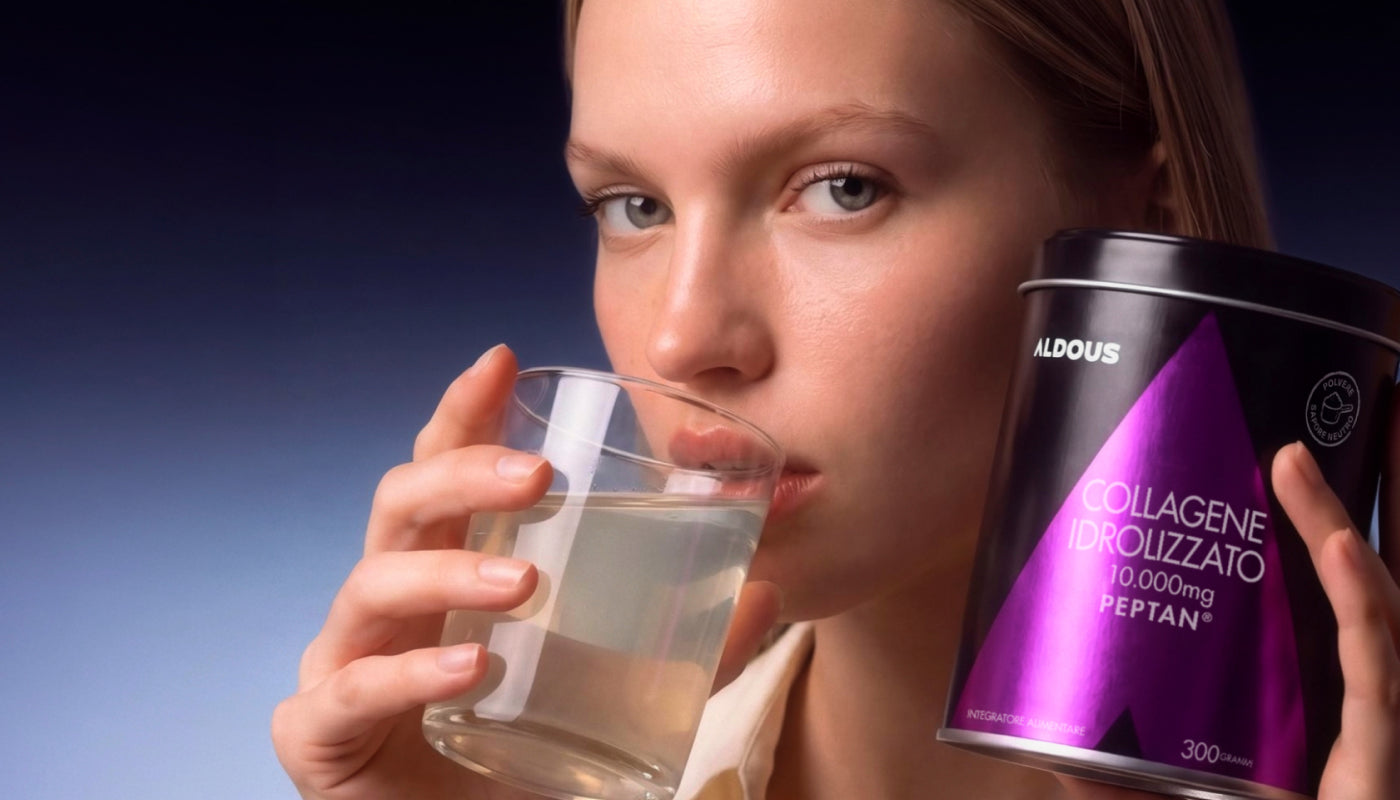 Una giovane donna beve un bicchiere d'acqua mentre tiene in mano un contenitore di collagene in polvere Aldous Peptan.