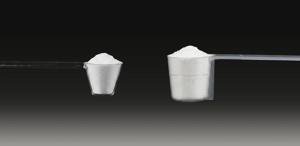 Confronto tra la creatina in polvere Aldous 200 Mesh e 500 Mesh. Due misurini pieni di creatina.