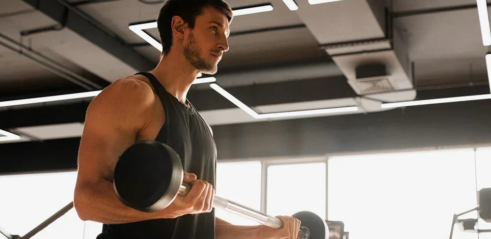 Persona che prepara la creatina prima o dopo l’allenamento nella sua routine sportiva.