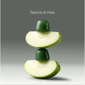 Due gommose verdi all’aceto di mele alternate a spicchi di mela verde, con la...
